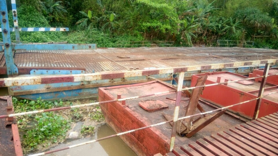 Chiếc phà cả chục tấn được vận chuyển về rồi phơi mưa nắng