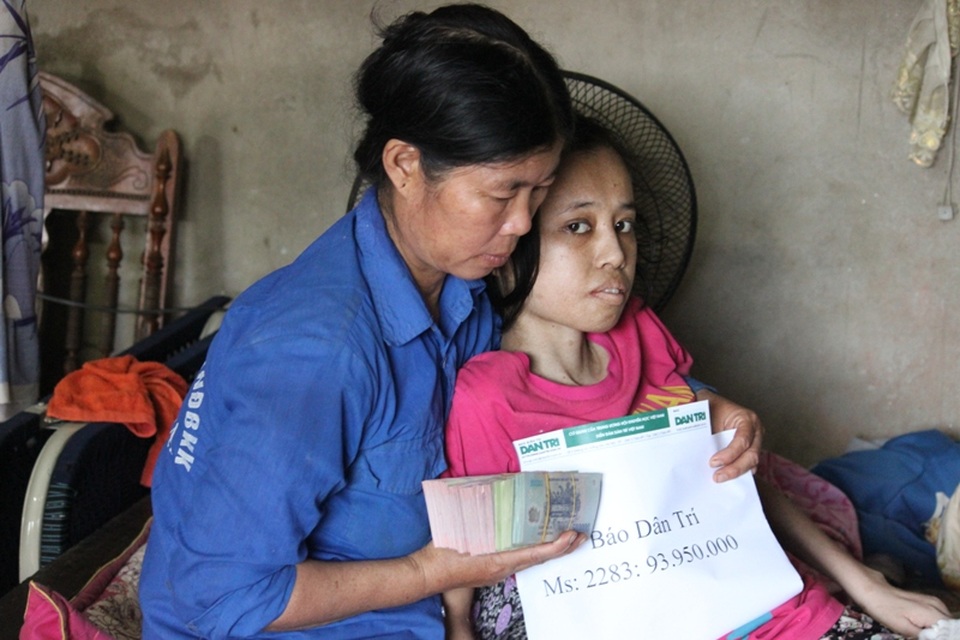 Hai mẹ con em Nhàn nhận tiền bạn đọc ủng hộ