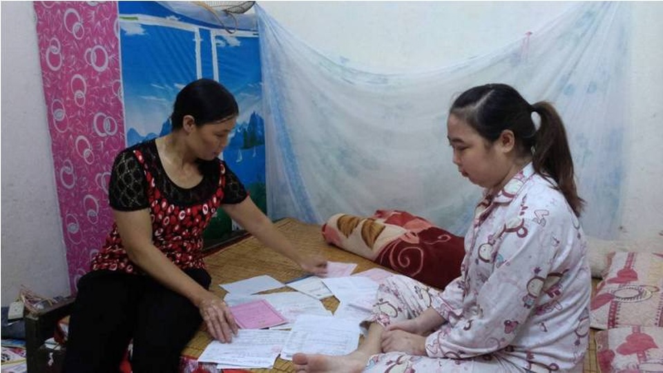 Bà Nở- mẹ Loan cho biết có rất nhiều giấy tờ bệnh án của con từ khi ở bệnh viện Nhật Bản cho đến bây giờ