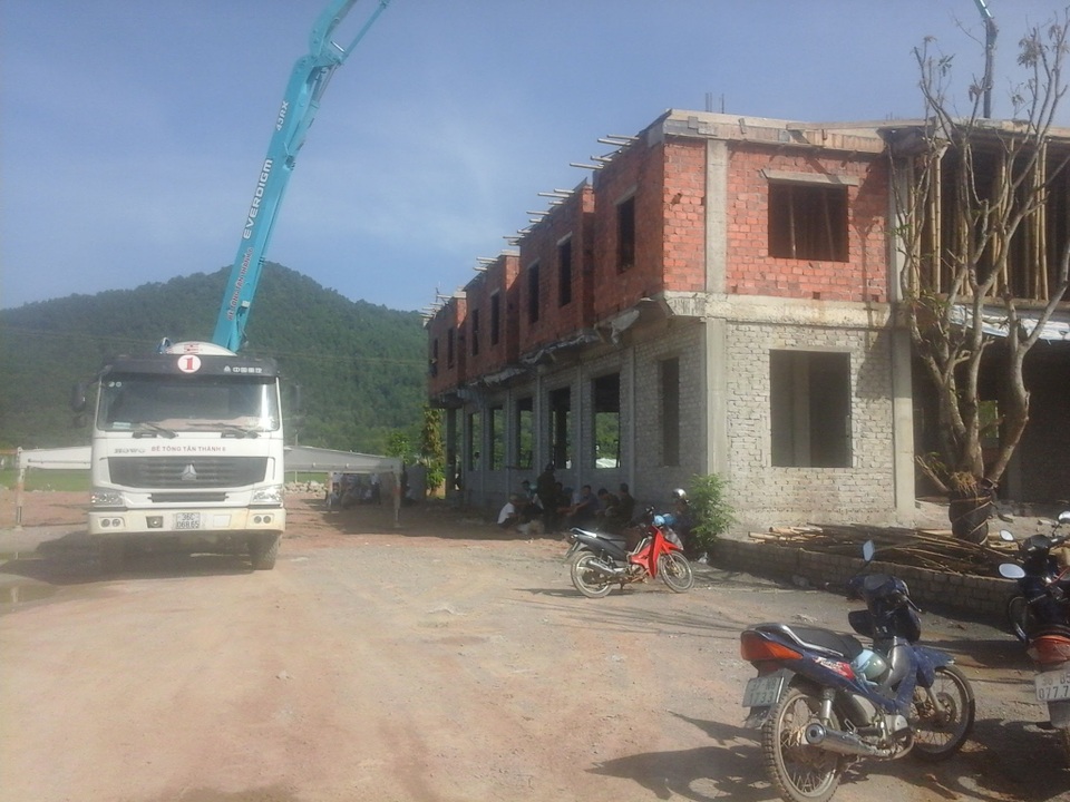 Thanh Hóa: San đất làm nhà lấn chiếm luôn cả đất công và đất hàng xóm - 2 Ngang nhiên lấn đất công và đất nhà hàng xóm để xây dựng công trình