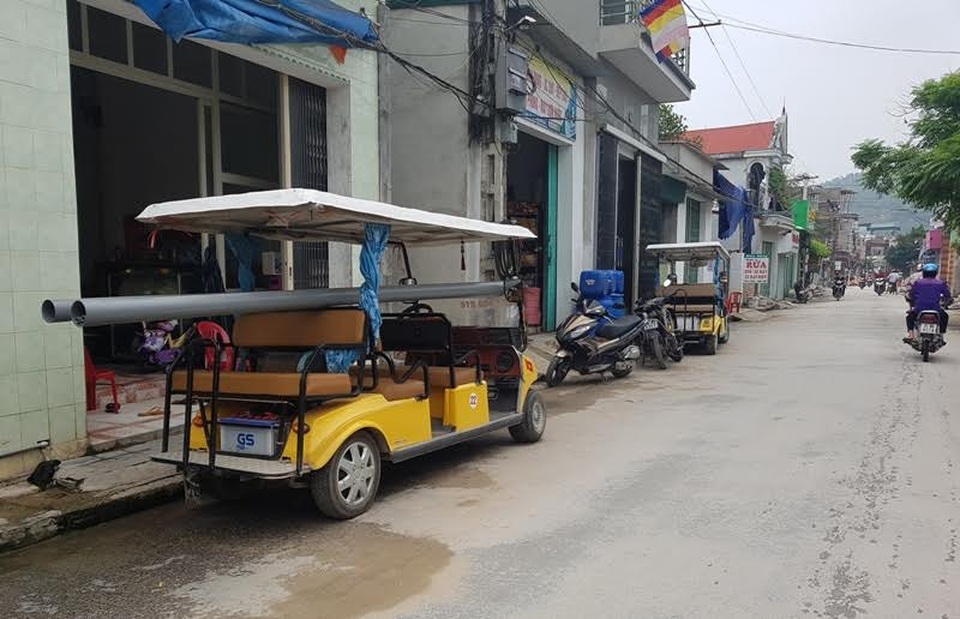 Xe ô tô điện không phép "bùng phát" ở Thanh Hóa - 3 Ngoài lúc chở người, xe điện kiêm luôn chở hàng