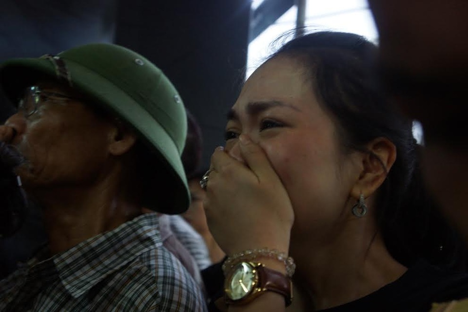 Quê nhà thắt lòng đón phi công Nguyễn Văn Tùng trở về - 7
Bạn bè, người thân và người dân đau xót trước sự hy sinh của phi công Nguyễn Văn Tùng