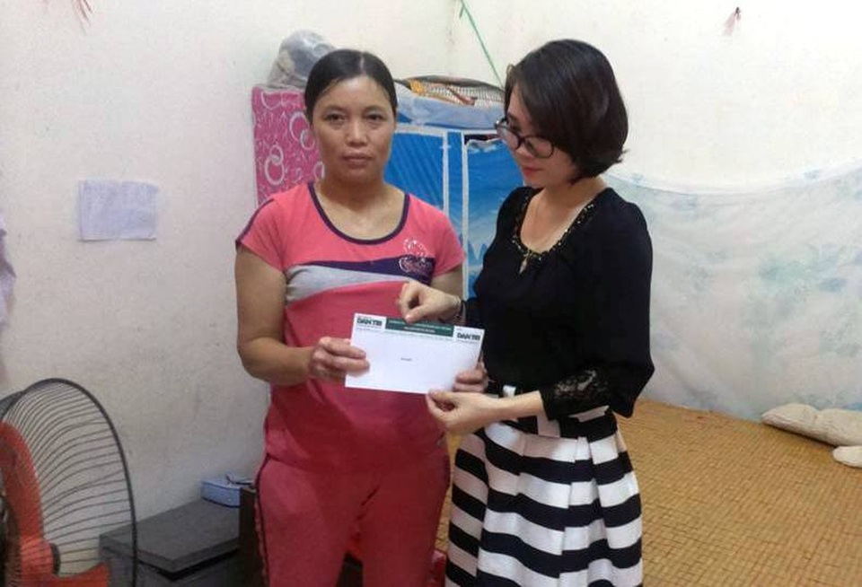 Gần 30 triệu đến với cô gái trẻ mắc căn bệnh xuất huyết giảm tiểu cầu vô căn - 1 PV Dân trí trao tiền bạn đọc ủng hộ đến mẹ của em Loan