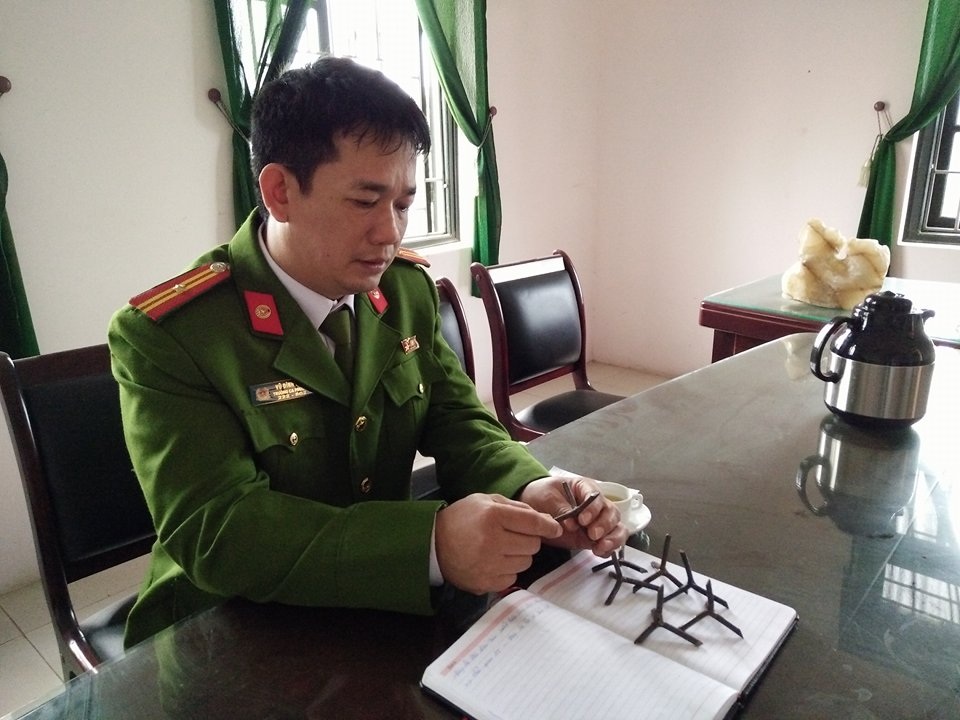 
Trưởng Công an phường Bắc Sơn cho biết đã thu tại hiện trường 7 chiếc đinh 4 chân sắc nhọn
