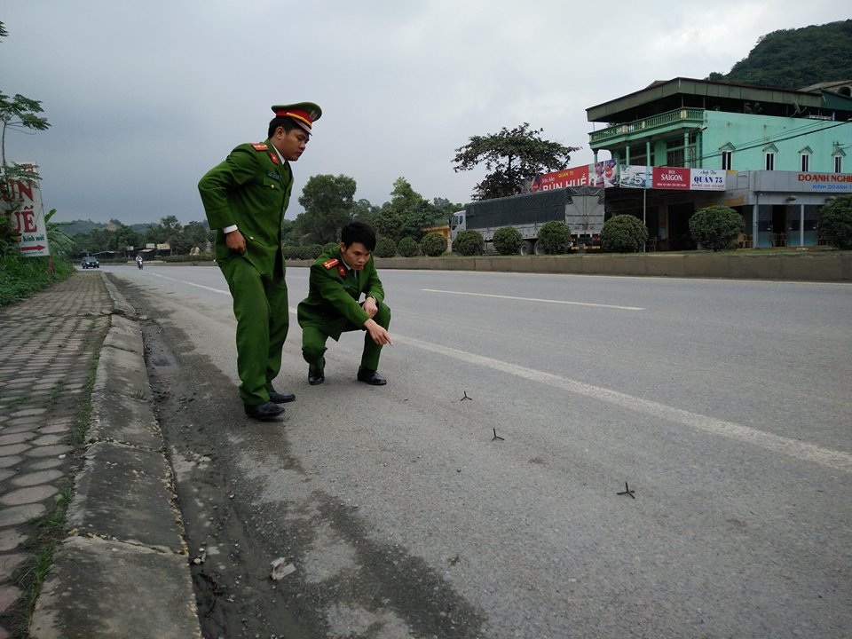 Cơ quan chức năng dựng lại hiện trường để điều tra đinh tặc