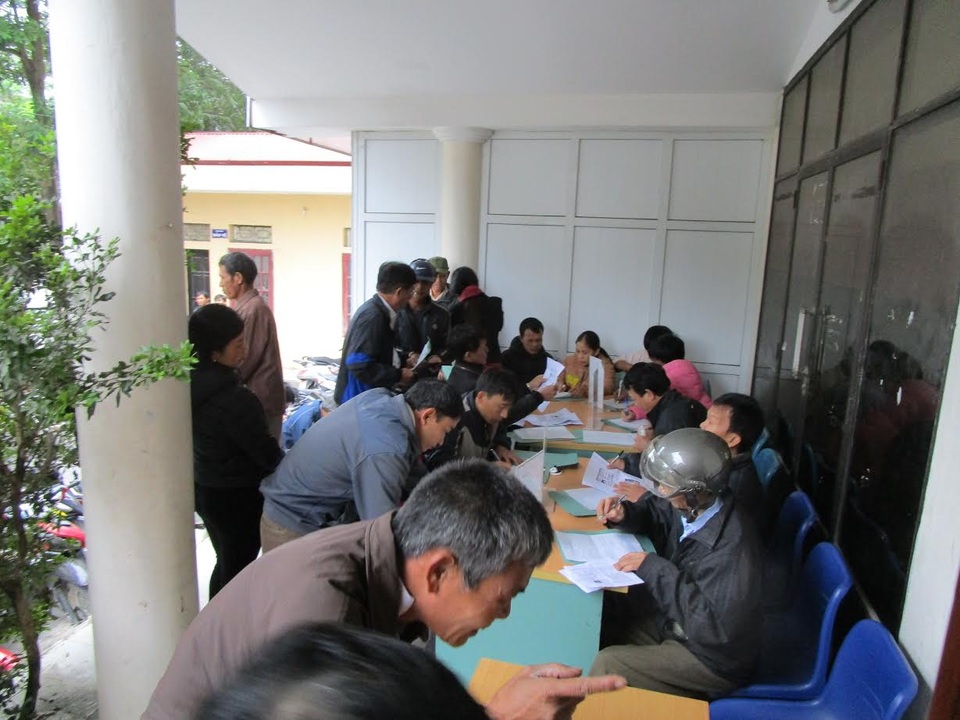 Hàng trăm người đổ xô đi đổi giấy phép lái xe vì tin đồn - 1
Rất đông người dân do tin đồn mà đổ xô đi đổi bằng lái xe máy.