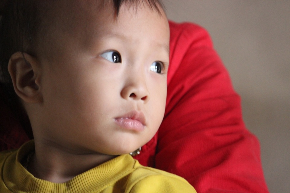 Đôi mắt ngây thơ của Tuấn Vũ chẳng bao giờ có thể hiểu được mình sinh ra đã phải chịu quá nhiều bất hạnh