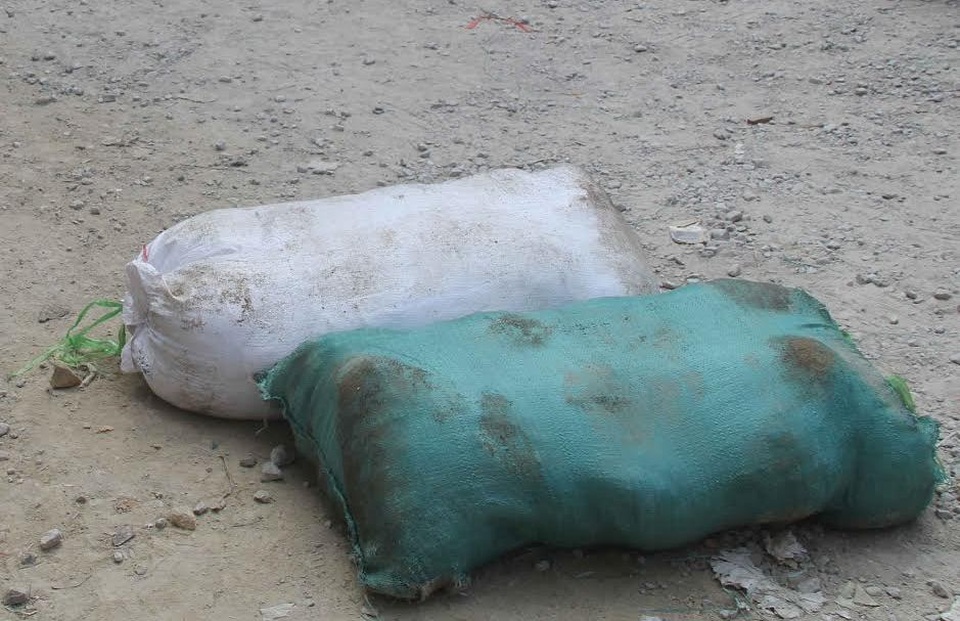 Những bao tải thực phẩm bẩn suýt tuồn ra thị trường