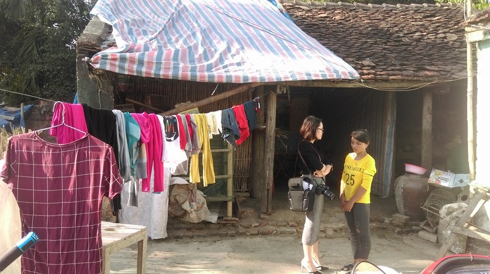 Gần 50 triệu đồng đến với chị Nguyễn Thị Tươi - 1 Căn nhà rách nát được ngăn đôi, một nửa nuôi gà và một nửa để ba mẹ con Tươi ở