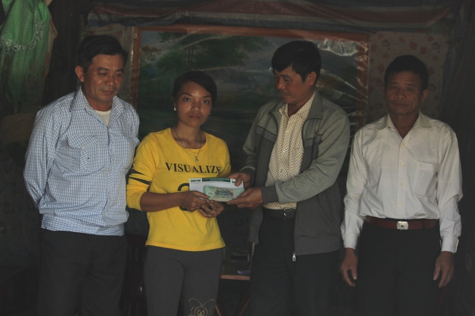 Chính quyền địa phương trao tiền bạn đọc ủng hộ đến gia đình em Tươi