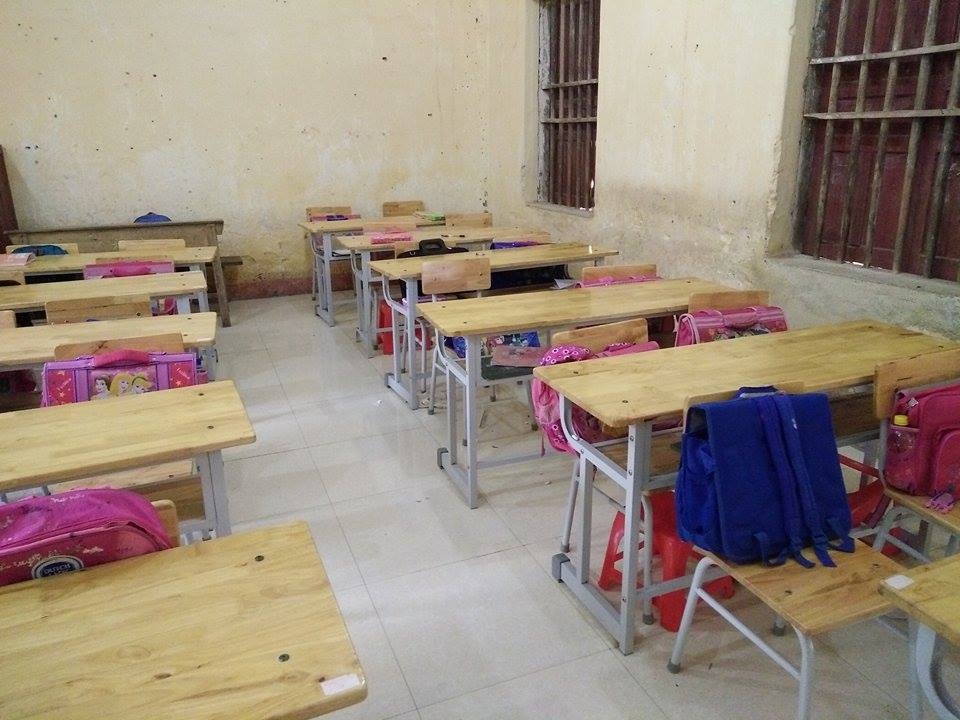 Hiệu trưởng giữ quỹ phụ huynh để chi quà cáp cho thầy cô? - 3 Học sinh phải bỏ tiền ra mua bàn ghế để ngồi học