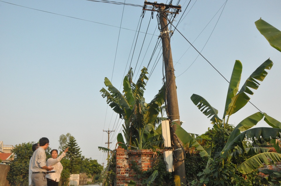 Trong khi leo lên cột điện để sửa chữa, lắp đặt, công nhân điện lực bị điện giật tử vong (ảnh Báo Quảng Ninh)