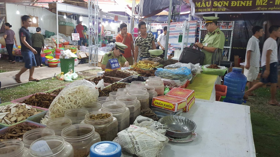Quảng Ninh: Phát hiện hàng hóa nghi giả, đóng cửa sớm Hội chợ Thương mại 2016 - 1 Đội QLTT TP Hạ Long đã bất ngờ kiểm tra, phát hiện nhiều hàng hó nghi là giả nhẫn mác tại Hội chợ (ảnh CTV)