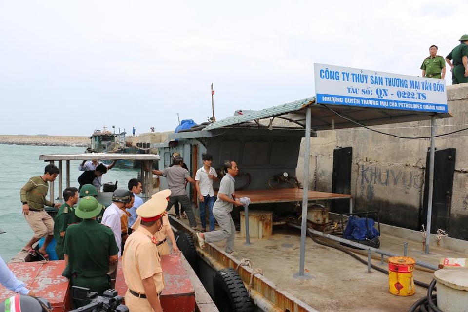 Chính quyền huyện đảo Cô Tô vận động đưa tàu thuyền neo đậu không đúng nơi về nơi tránh trú an toàn (ảnh CTV)