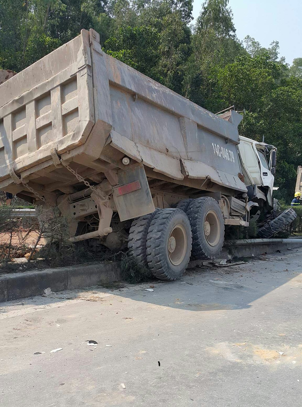 Xe chở đất lật giữa cầu Bãi Cháy, đường đi Quảng Ninh tắc nghiêm trọng - 1 Đang lưu thông, chiếc ô tô chở đất bất ngờ lao lên dải phận cách