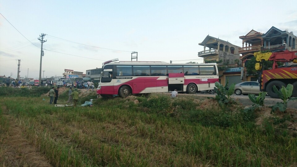 Xe khách lấn làn, tông xe du lịch, một số hành khách bị thương - 2
Sau tai nạn, hai chiếc xe văn ra nằm choán hết phần đường khiến giao thông tại khu vực ùn tắc trong nhiều giờ (ảnh CTV)