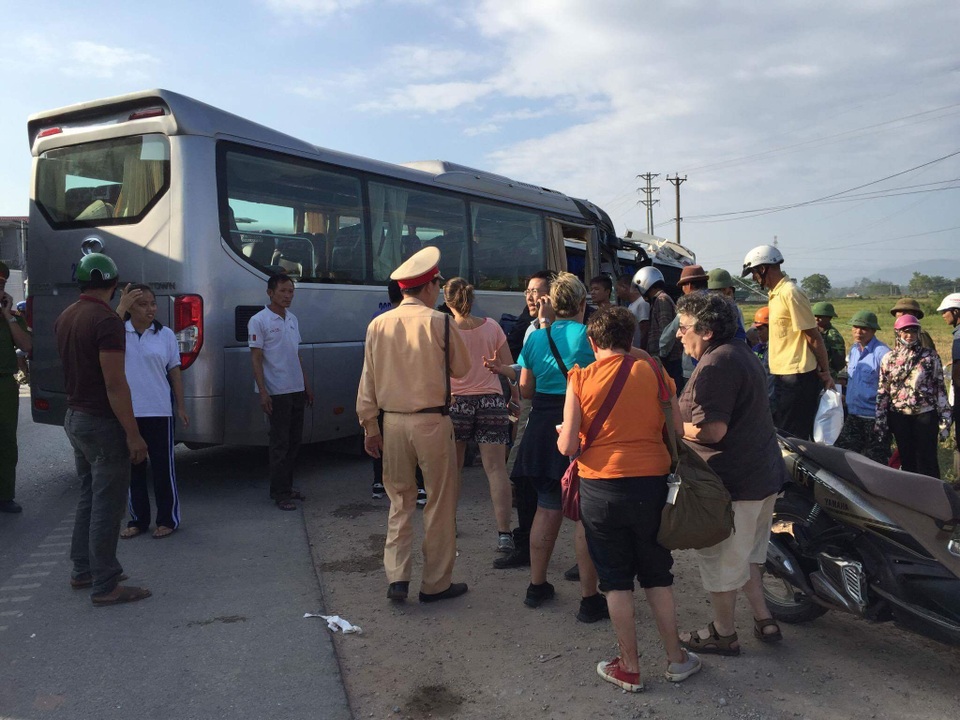 Xe khách lấn làn, tông xe du lịch, một số hành khách bị thương - 3 Một khách nước ngoài bị thương sau cú đâm va giữ hai chiếc xe, nhiều người khác tỏ ra hoảng sợ (ảnh CTV)