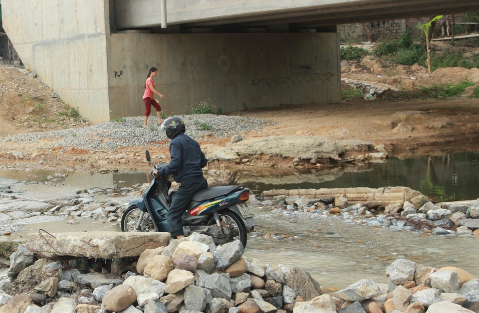 Cầu xây xong hơn 4 tháng vẫn “đắp chiếu” chờ đường dẫn - 4 Người dân vẫn mong mỏi cây cầu sớm hoàn thành để không phải khốn khổ và thiếu an toàn khi lưu thông qua đường tràn