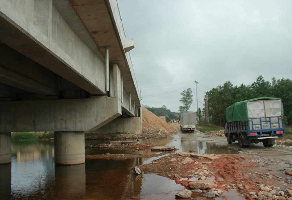 Cầu xây xong hơn 4 tháng vẫn “đắp chiếu” chờ đường dẫn - 3 Cầu đẹp nhưng các phương tiện vẫn phải lưu thông theo đường tràn đã xuống cấp