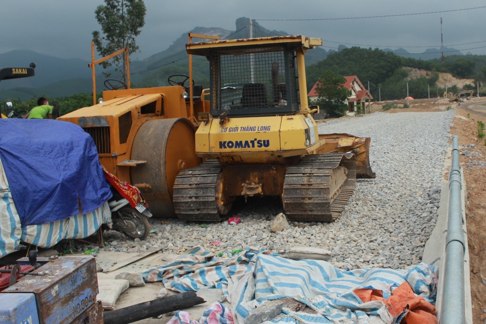 
Mặt cầu vẫn la liệt thiết bị, vật liệu... chờ thi công đường dẫn.
