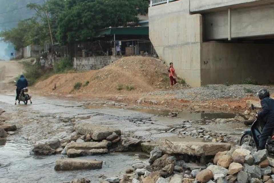 Cầu xây xong hơn 4 tháng vẫn “đắp chiếu” chờ đường dẫn - 1
Cầu xây xong đã hơn 4 tháng nhưng không đưa vào sử dụng được do một phía cầu vẫn giáp vào nhà dân nên chưa thi công được đường dẫn