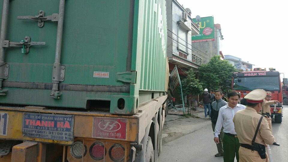 Nhà 2 tầng có nguy cơ sập sau khi xe container "chui" vào tầng 1 - 4 Do quan ngại việc di chuyển chiếc xe gây tai nạn ra ngoài sẽ khiến ngôi nhà bị sập nên đến sáng nay chiếc xe vẫn nằm nguyên tại chỗ