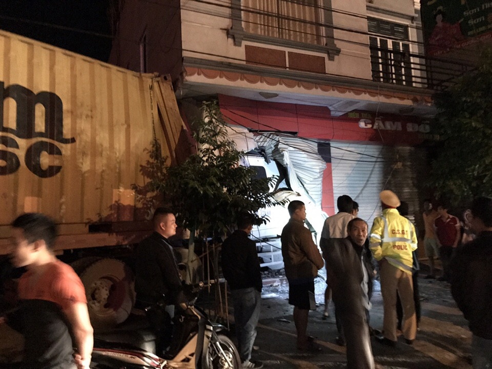 Nhà 2 tầng có nguy cơ sập sau khi xe container "chui" vào tầng 1 - 2 Nhiều nhân chứng cho biết, khi họ chuẩn bị đi ngủ thì nghe tiếng động cực lớn. Chạy ra ngoài đường đã thấy toàn bộ đầu xe container nằm gọn trong tầng 1 nhà hàng xóm