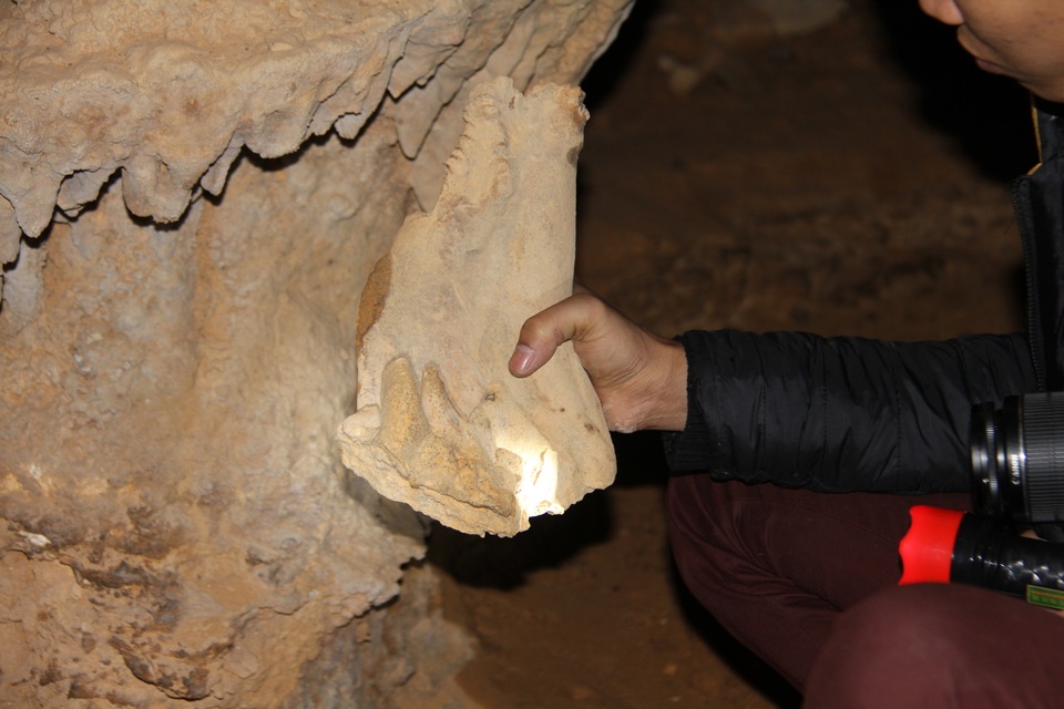 Những mảnh nhũ lớn bị sót lại trong hang