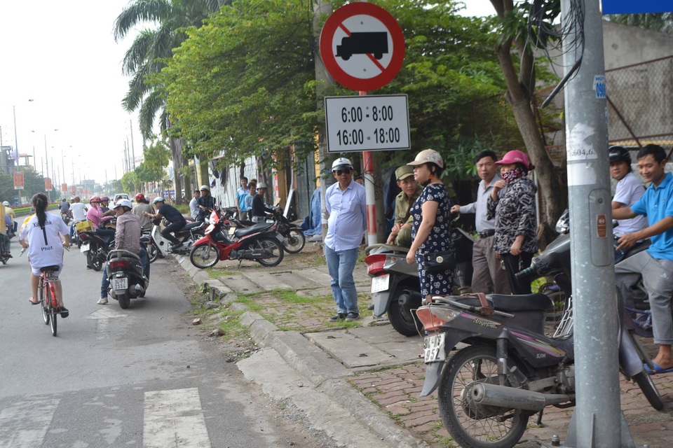 Hỗn chiến giữa phố, một thanh niên bị đâm tử vong - 2 Rất đông người dân hiếu kỳ theo dõi vụ án (ảnh CTV)
