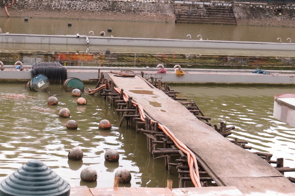 
Công trình nhếc nhách, tạm bợ... khiến dư luận bức xúc
