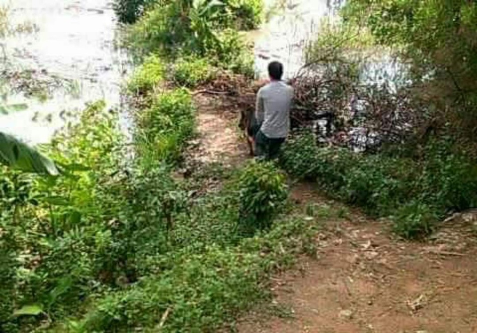 Xét xử vụ thảm sát 4 bà cháu vào ngày 16/12 tới - 4
Công an dùng cả chó nghiệp vụ truy lùng Doãn Trung Dũng tại bờ sông Dũng lẩn trốn. (Ảnh: P.V)