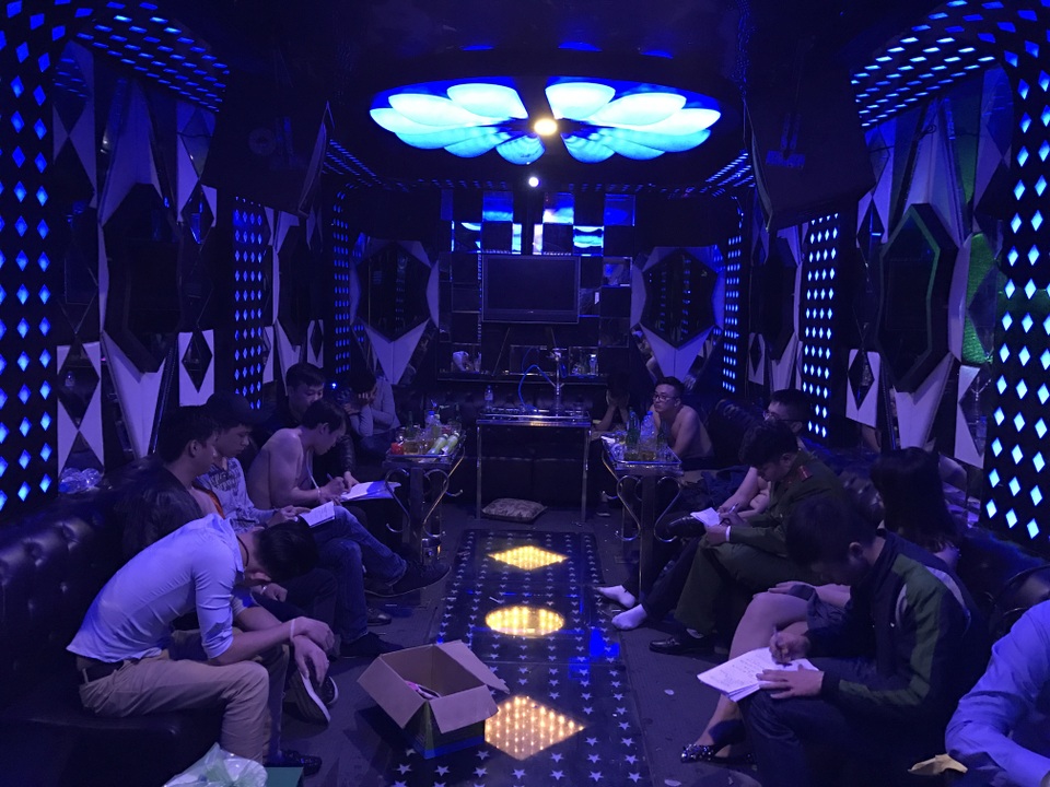 
Hàng chục người trong quán bị phát hiện có hành vi tổ chức, sử dụng ma túy trái phép (ảnh Công an cung cấp)
