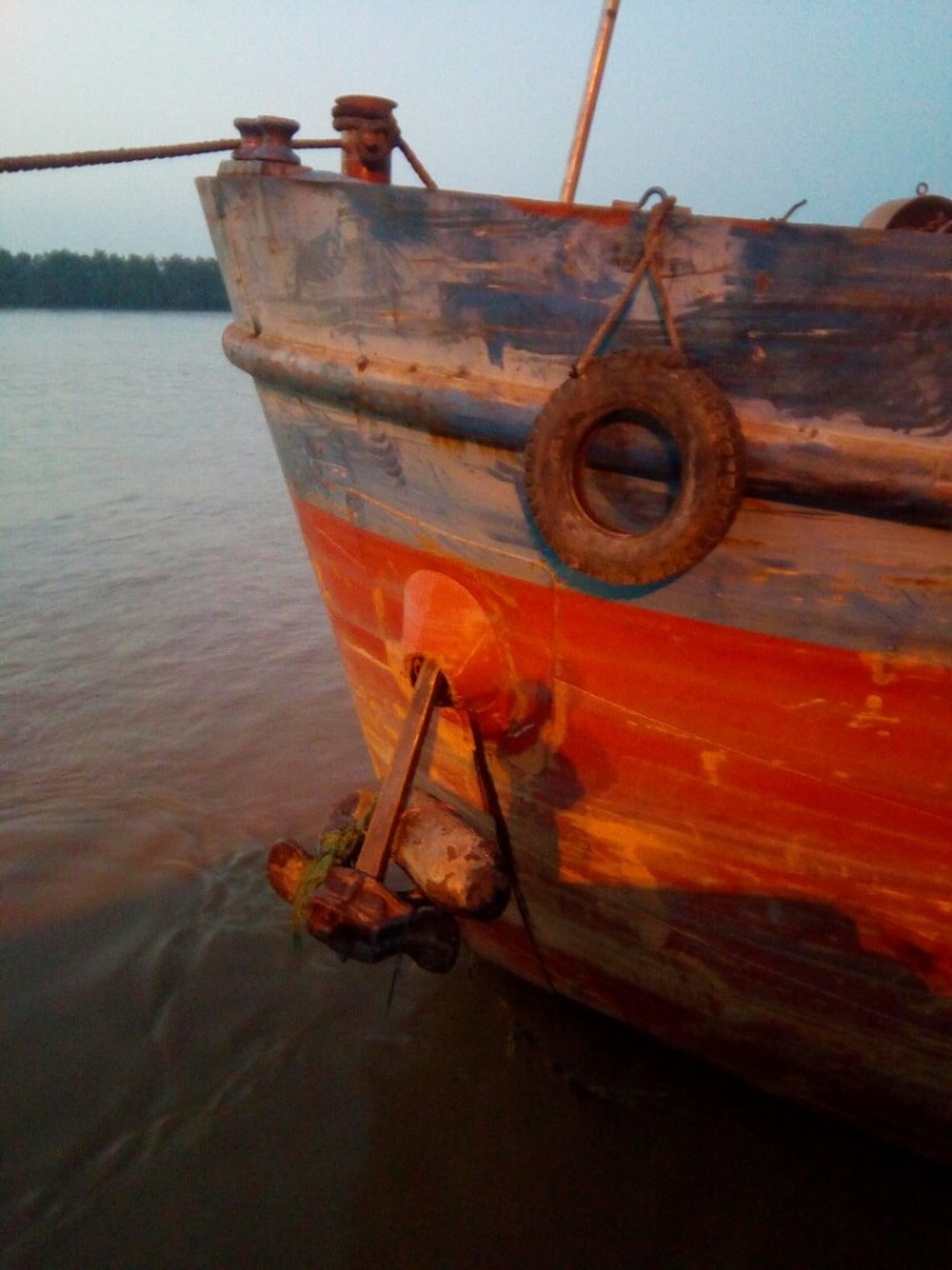 
Một thuyền viên khi kéo neo cho tàu rời bến đã phát hiện quả bom mắc vào neo tàu (ảnh CTV)
