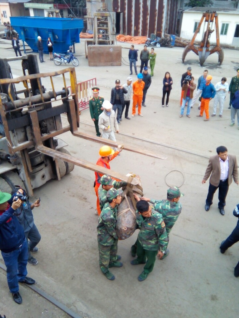 Trưa 18/12, lực lượng Công binh thuộc Bộ chỉ huy quân sự thành phố đã di dời thành công quả bom đến nơi an toàn (ảnh CTV)