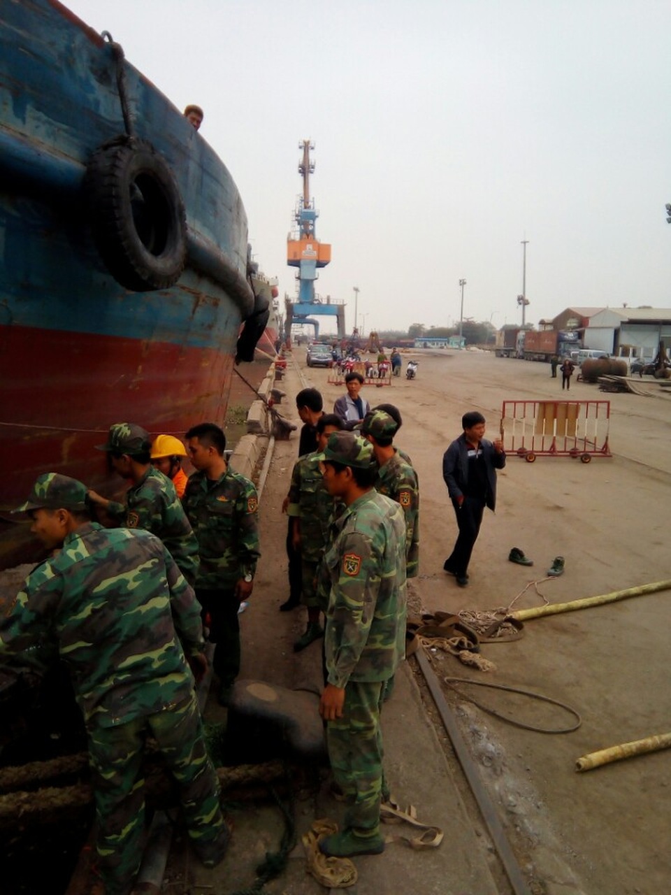 Cảng vụ Hàng Hải cùng Biên phòng Cảng đã có mặt ngay sau khi được cấp báo để di chuyển người và phong tỏa hiện trường để đảm bảo an toàn (ảnh CTV)