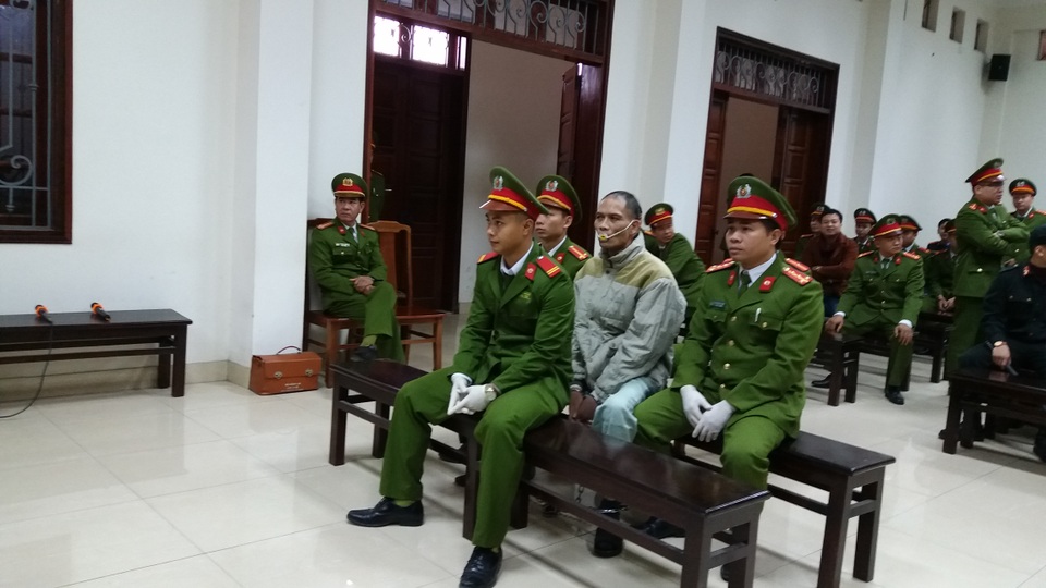 Vụ 4 bà cháu bị sát hại: Tuyên nhầm án tử hình thứ 2 - 1 Doãn Trung Dũng tại tòa với dụng cụ chống cắn lưỡi