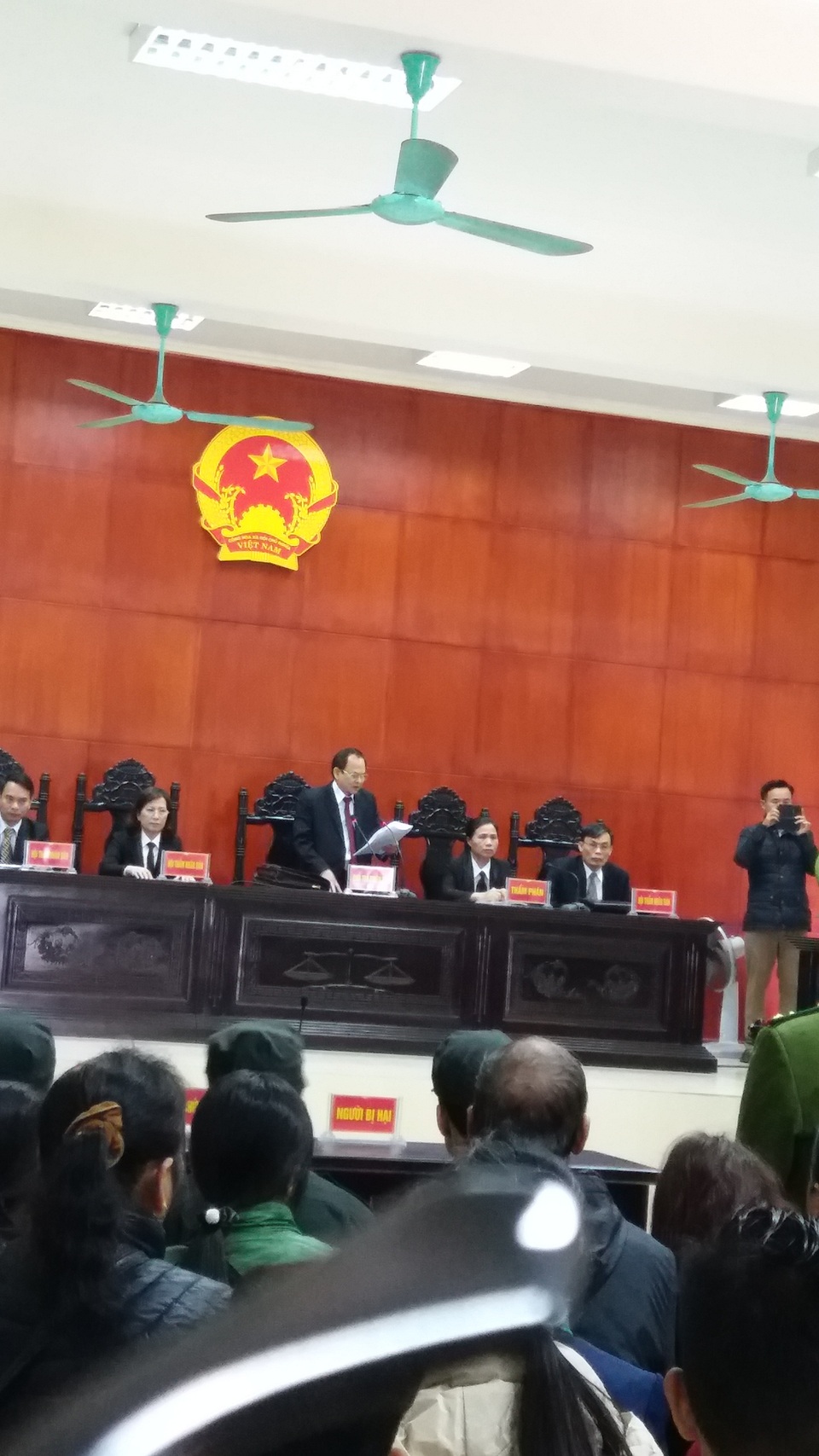Vụ 4 bà cháu bị sát hại: Tuyên nhầm án tử hình thứ 2 - 2
Chủ tọa phiên tòa (theo giải thích từ Chánh án TAND tỉnh) đã đọc nhầm mức án tử hình thứ 2 về tội Cướp tài sản cho Doãn Trung Dũng