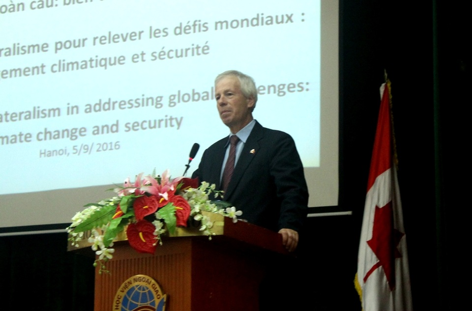 Ngoại trưởng Canada phát biểu trước hàng trăm sinh viên Việt Nam sáng ngày 5/9 (Ảnh: Nam Hằng)