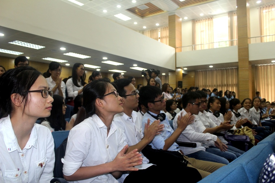 Các bạn sinh viên đặt nhiều câu hỏi cho Ngoại trưởng Canada về các vấn đề môi trường toàn cầu (Ảnh: Nam Hằng)