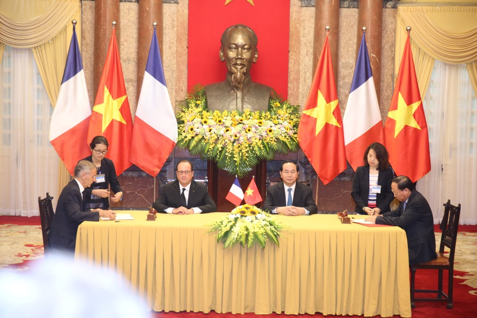 Hai vị lãnh đạo chứng kiến lễ ký kết của 16 văn kiện hợp tác giữa hai nước, trong đó có hợp đồng Việt Nam mua 40 máy bay của Airbus trị giá 6,5 tỷ USD.