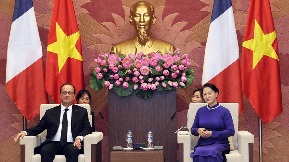 
Rời phố cổ, người đứng đầu nước Pháp có liên tiếp hai cuộc gặp với Tổng Bí thư Nguyễn Phú Trọng và Chủ tịch Quốc hội Nguyễn Thị Kim Ngân trước khi rời Hà Nội tới thăm TP Hồ Chí Minh.
