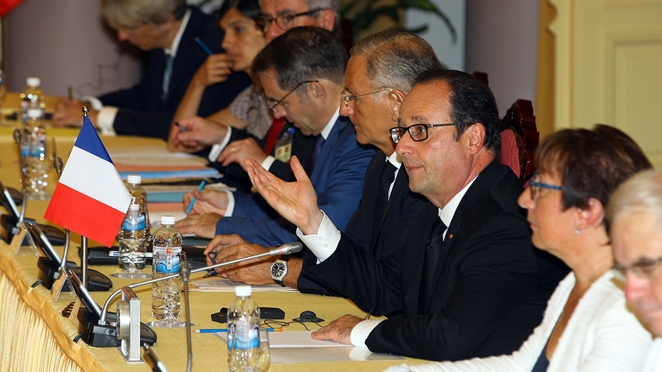 Sau lễ đón tiếp, ông đã có cuộc hội đàm với Chủ tịch nước Trần Đại Quang để thống nhất nhiều biện pháp thúc đẩy quan hệ song phương và trao đổi các vấn đề quốc tế, khu vực cùng quan tâm.