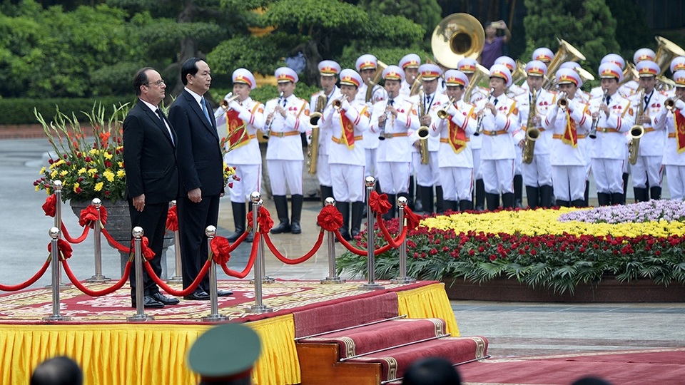 
Chuyên cơ chở Tổng thống Hollande hạ cánh xuống sân bay Nội Bài vào rạng sáng ngày 6/9. Chương trình làm việc chính thức của ông bắt đầu từ lúc 8h sáng cùng ngày với Lễ đón tiếp tại Phủ Chủ tịch.
