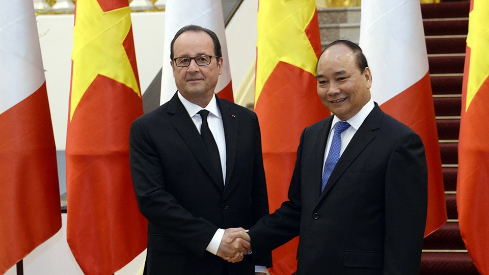 
Tại cuộc hội kiến, Thủ tướng Nguyễn Xuân Phúc chào mừng Tổng thống Pháp François Hollande thăm cấp nhà nước tới Việt Nam, đánh giá cao ý nghĩa của chuyến thăm đối với quan hệ hai nước.
