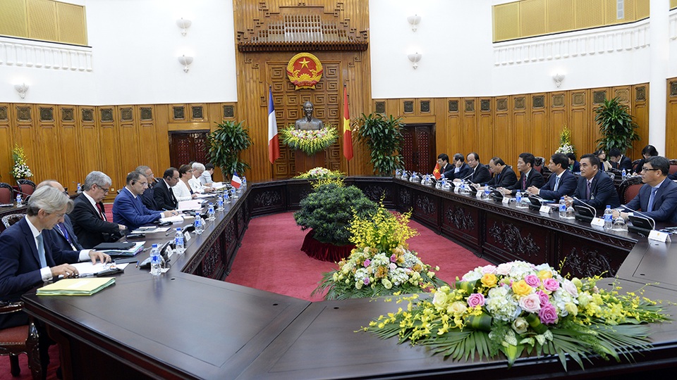 
Tổng thống Pháp bày tỏ vui mừng tới thăm đất nước Việt Nam tươi đẹp, khẳng định mong muốn chuyến thăm sẽ thúc đẩy hơn nữa quan hệ Đối tác chiến lược giữa hai nước.
