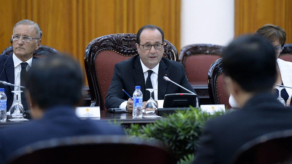 
Ông Hollande cũng thông báo với Thủ tướng Nguyễn Xuân Phúc về kết quả hội đàm với Chủ tịch nước Trần Đại Quang, đồng thời cảm ơn sự đón tiếp nồng nhiệt của phía Việt Nam dành cho đoàn.
