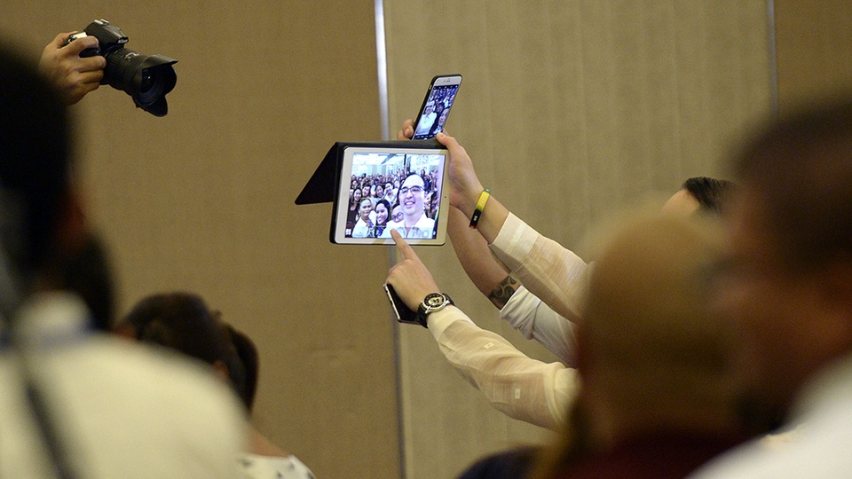 Sau đó, Thượng nghị sĩ Alan Peter Cayetano, thành viên trong đoàn tháp tùng Tổng thống Duterte bước vào. Ông vui vẻ, thân thiện đi khắp căn phòng chụp ảnh tự sướng cùng người dân.