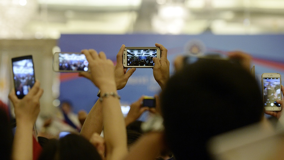 Gần 9 giờ tối, Tổng thống Rodrigo Duterte bước vào khán phòng trong tiếng reo hò vang dội của những người có mặt. Họ hô to tên ông và giơ cao điện thoại để chụp hình ông.