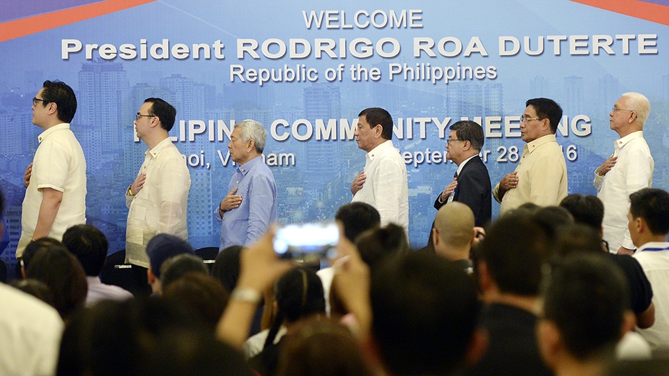 Sau lễ chào cờ, Tổng thống Duterte đã có bài phát biểu kéo dài khoảng một tiếng trước cộng đồng người Philippines tại Việt Nam