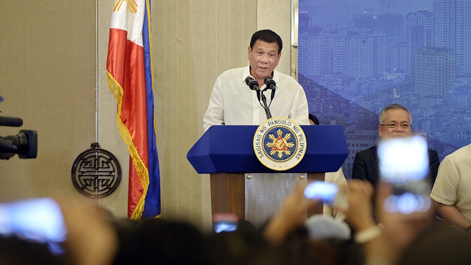 Tổng thống Philippines nhắc lại nước này sẽ không tham gia bất kỳ cuộc tuần tra nào ở Biển Đông liên quan đến tàu vỏ xám, tức là các tàu chiến.